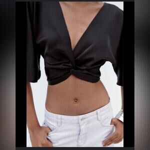 Zara Black KNOTTED CROPPED TOP
V-neck top with knot and short sleeve